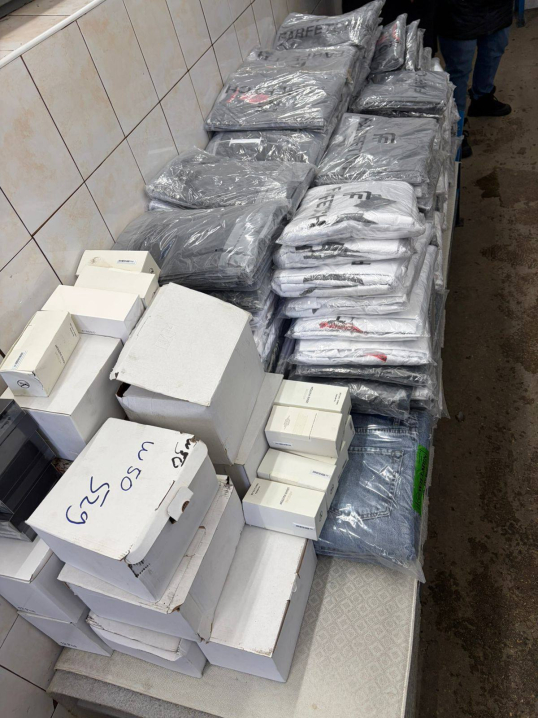 На кордоні з Румунією в автобусі у тайниках виявили парфумерію на 2,5 мільйони