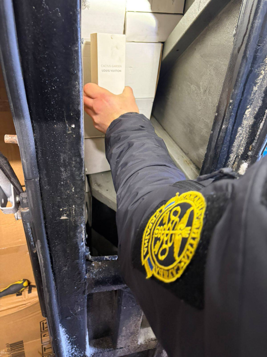 На кордоні з Румунією в автобусі у тайниках виявили парфумерію на 2,5 мільйони