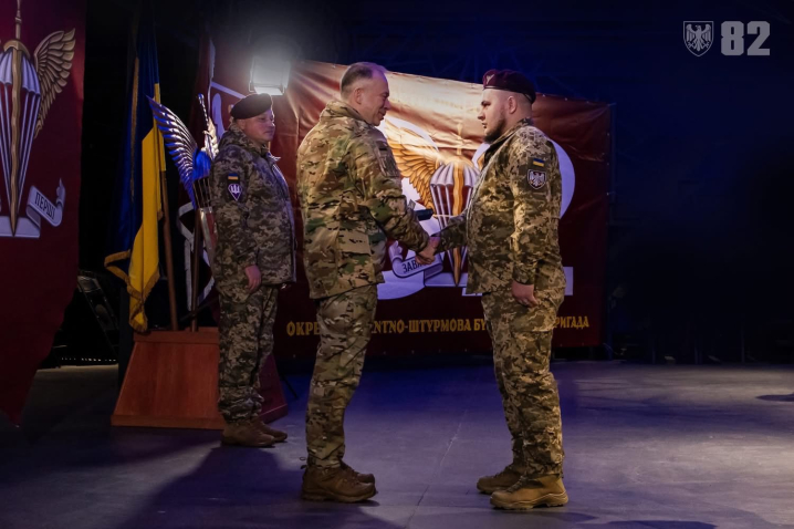 Головнокомандувач Сирський вручив  високі державні нагороди десантникам з Буковини