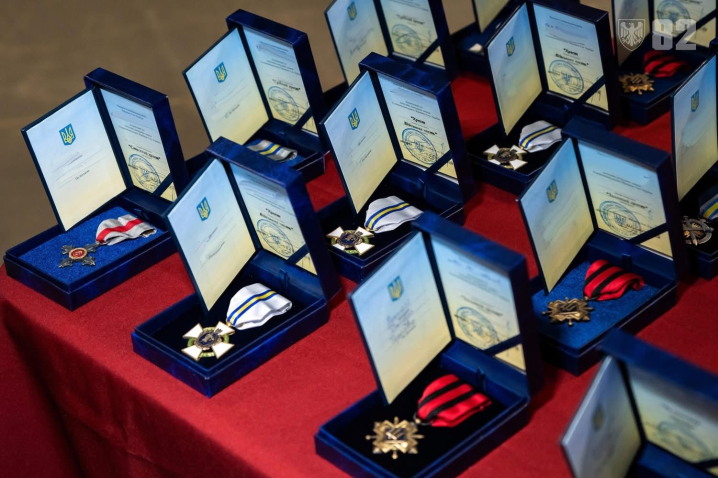 Головнокомандувач Сирський вручив  високі державні нагороди десантникам з Буковини