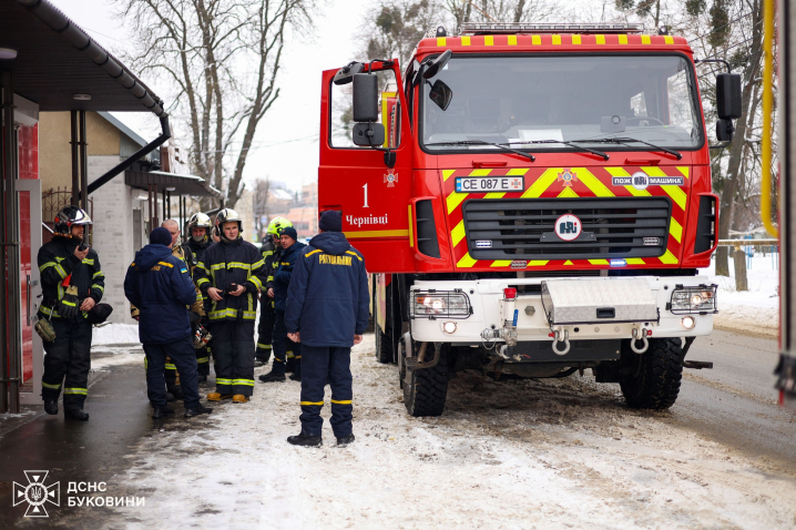 На Буковині горів будинок: син намагався врятувати батьків з вогню, мати загинула