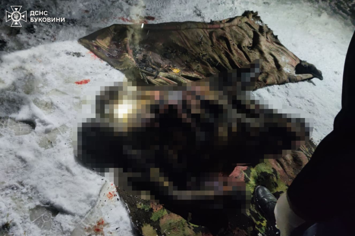 На Буковині горів будинок: син намагався врятувати батьків з вогню, мати загинула