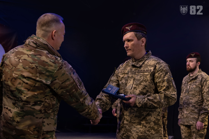 Буковинські воїни 82-ї десантно-штурмової бригади удостоєні нагрудних знаків від Сирського Буковинські воїни 82-ї десантно-штурмової бригади удостоєні нагрудних знаків від Сирського