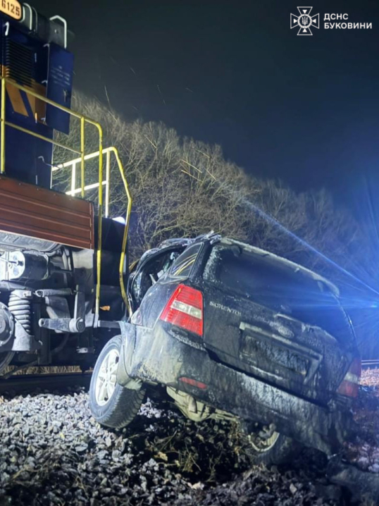 Моторошна ДТП на Буковині: тепловоз розчавив автомобіль. Водій легковика загинув