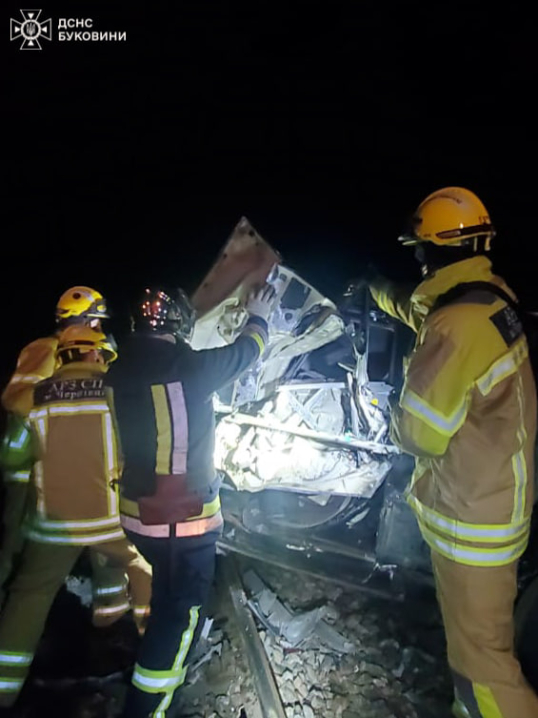 Моторошна ДТП на Буковині: тепловоз розчавив автомобіль. Водій легковика загинув