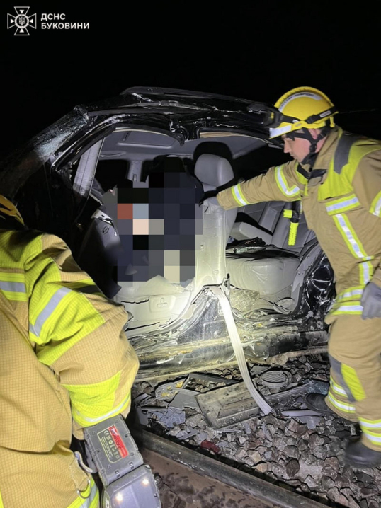 Моторошна ДТП на Буковині: тепловоз розчавив автомобіль. Водій легковика загинув