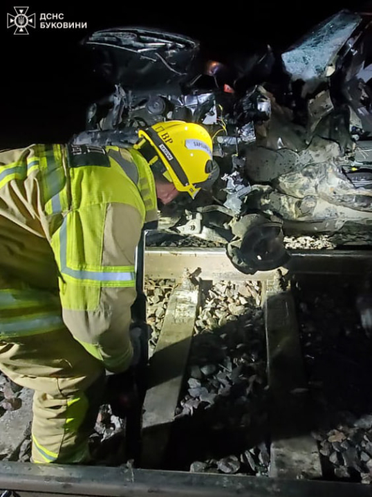 Моторошна ДТП на Буковині: тепловоз розчавив автомобіль. Водій легковика загинув