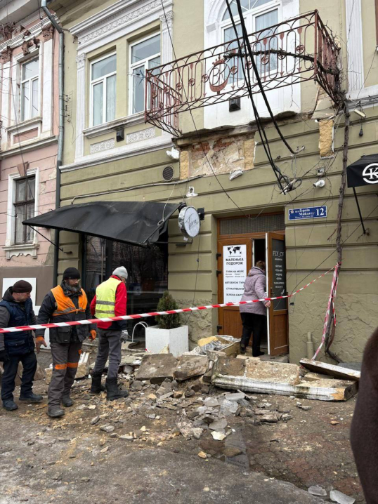 У Чернівцях на Героїв Майдану обвалився балкон У Чернівцях на Героїв Майдану обвалився балкон