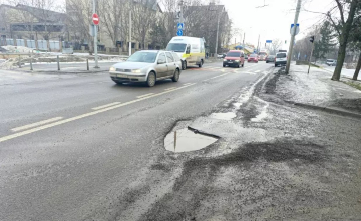 У Чернівцях дорога за 232 мільйони не пережила навіть третю зиму і почала руйнуватися У Чернівцях дорога за 232 мільйони не пережила навіть третю зиму і почала руйнуватися