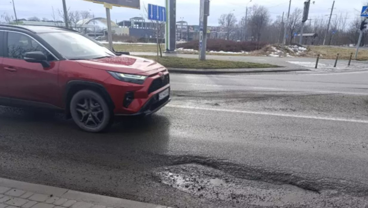 У Чернівцях дорога за 232 мільйони не пережила навіть третю зиму і почала руйнуватися У Чернівцях дорога за 232 мільйони не пережила навіть третю зиму і почала руйнуватися