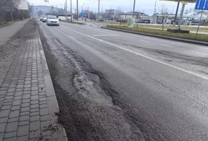 У Чернівцях дорога за 232 мільйони не пережила навіть третю зиму і почала руйнуватися У Чернівцях дорога за 232 мільйони не пережила навіть третю зиму і почала руйнуватися