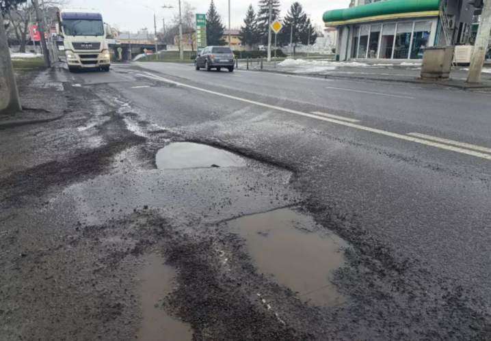 У Чернівцях дорога за 232 мільйони не пережила навіть третю зиму і почала руйнуватися У Чернівцях дорога за 232 мільйони не пережила навіть третю зиму і почала руйнуватися