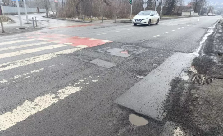 У Чернівцях дорога за 232 мільйони не пережила навіть третю зиму і почала руйнуватися У Чернівцях дорога за 232 мільйони не пережила навіть третю зиму і почала руйнуватися