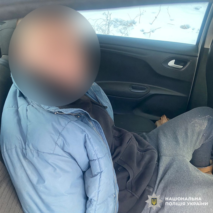 У Сторожинці поліціянт застосував зброю, щоб зупинити авто