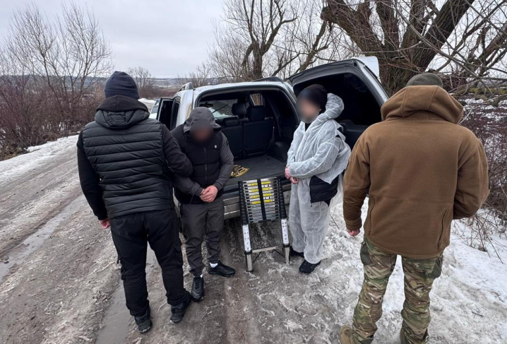 15 тисяч доларів за квиток до Молдови. У Чернівецькій області на кордоні затримали втікача з Харкова