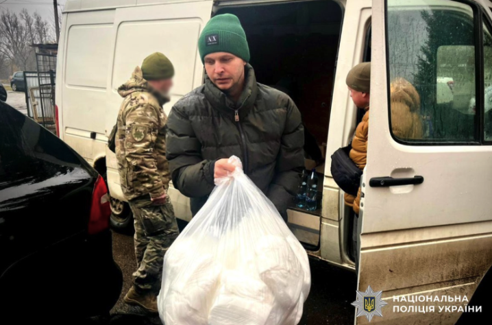 Спецпризначенцям поліції Буковини передали чергову допомогу на передову Спецпризначенцям поліції Буковини передали чергову допомогу на передову