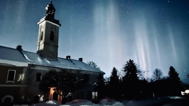 Загадкові світлові стовпи зʼявилися в небі на заході України