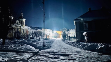 Загадкові світлові стовпи зʼявилися в небі на заході України