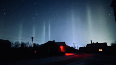 Загадкові світлові стовпи зʼявилися в небі на заході України