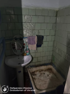 У Кіцмані багатодітна сім'я, яка через війну залишила дім, платить 9000 грн за холодний гуртожиток