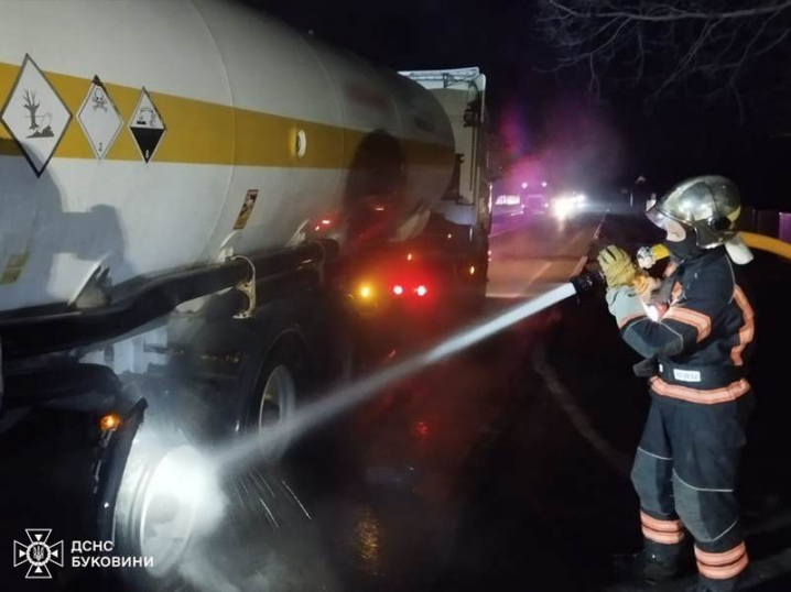 У Припрутті спалахнула вантажівка, яка перевозить небезпечні хімічні речовини
