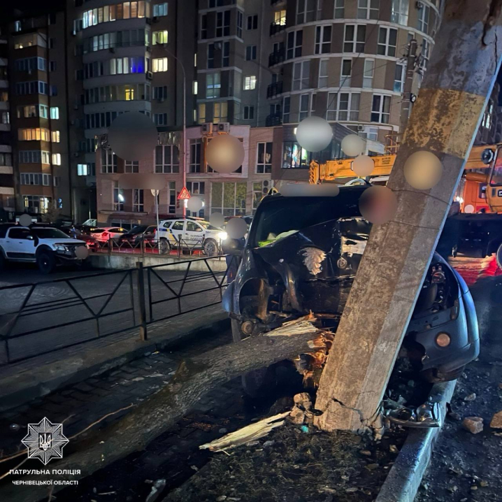 У Чернівцях п’яний водій на «SsangYoung» розтрощив електроопору 