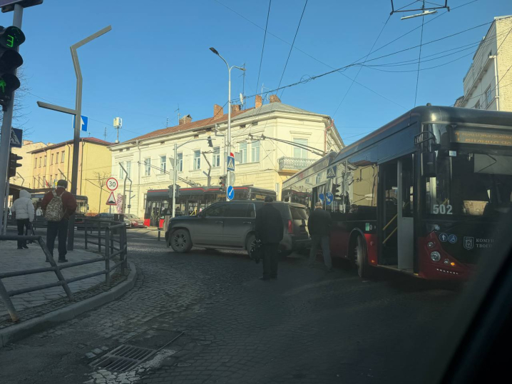 У Чернівцях на перехресті Богдана Хмельницького і Університетськоі джип зіткнувся з тролейбусом