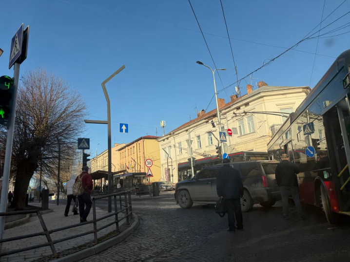 У Чернівцях на перехресті Богдана Хмельницького і Університетськоі джип зіткнувся з тролейбусом