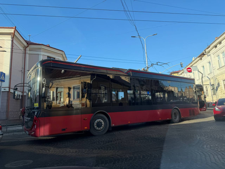 У Чернівцях на перехресті Богдана Хмельницького і Університетськоі джип зіткнувся з тролейбусом