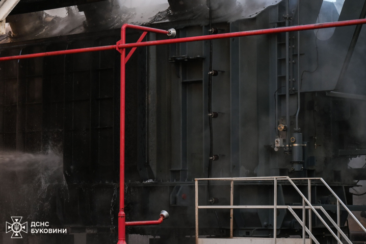На Буковині рятувальники ліквідували наслідки ворожої атаки: фото