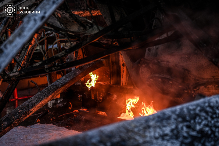 На Буковині рятувальники ліквідували наслідки ворожої атаки: фото