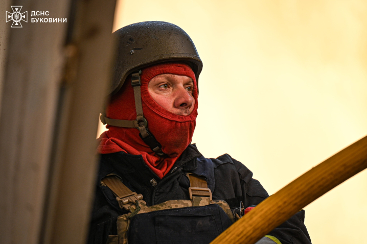 На Буковині рятувальники ліквідували наслідки ворожої атаки: фото