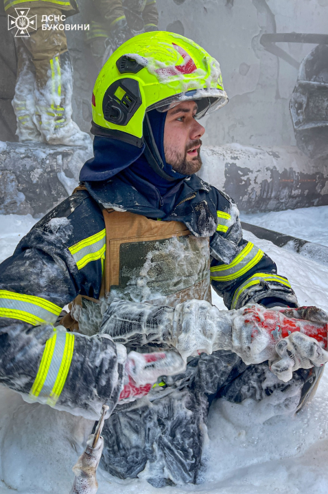 На Буковині рятувальники ліквідували наслідки ворожої атаки: фото
