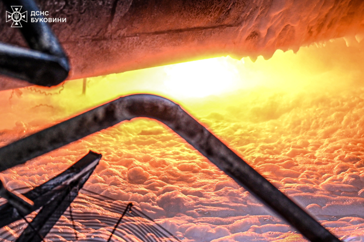 На Буковині рятувальники ліквідували наслідки ворожої атаки: фото