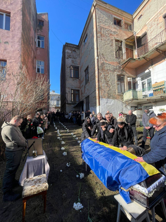 Чернівці попрощалися з відважним Героєм Михайлом Клапатюком