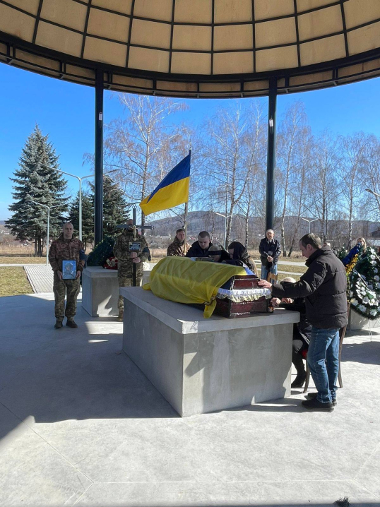 Чернівці попрощалися з відважним Героєм Михайлом Клапатюком