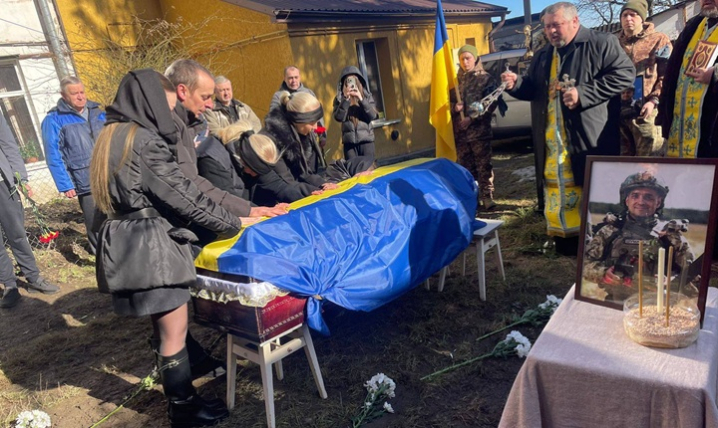 Чернівці попрощалися з відважним Героєм Михайлом Клапатюком