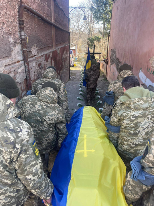Чернівці попрощалися з відважним Героєм Михайлом Клапатюком