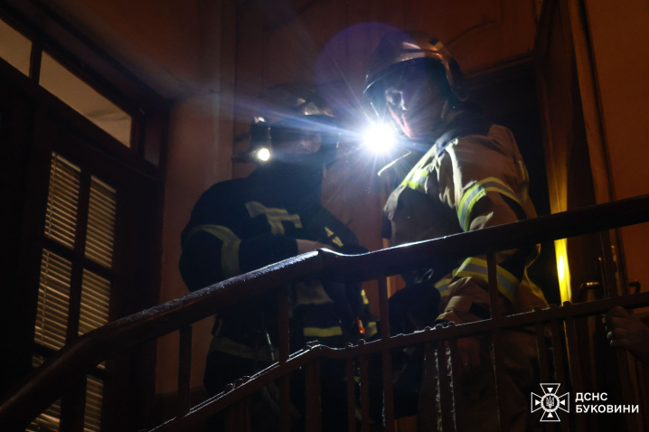 У центрі Чернівців у пожежі дивом не постраждала 81-річна жінка