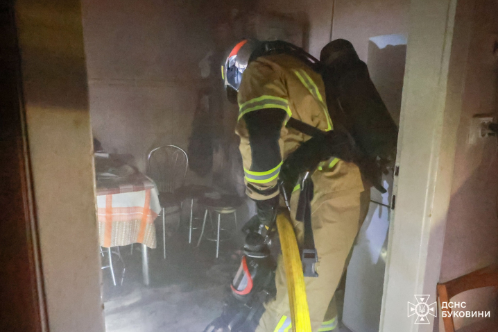 У центрі Чернівців у пожежі дивом не постраждала 81-річна жінка