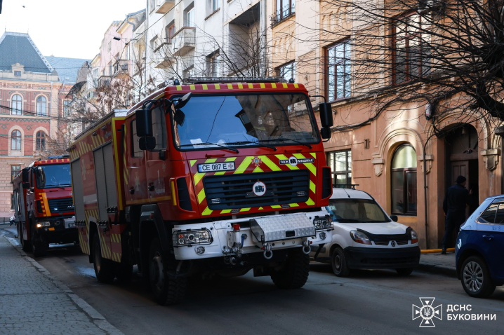 У центрі Чернівців у пожежі дивом не постраждала 81-річна жінка