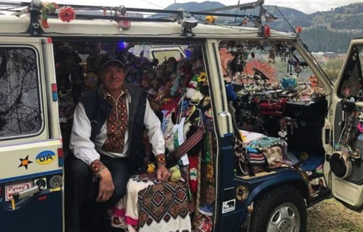 Музей на колесах: у Верховині чоловік прикрасив авто сотнями сувенірів