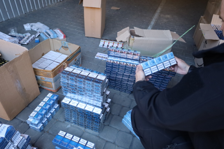 На Буковині прикордонники припинили бізнес на контрафактних сигаретах: вилучено товару на 30 мільйонів