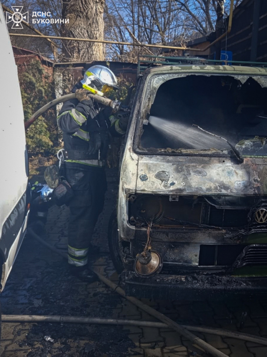 У Чернівцях згоріли два мікроавтобуси
