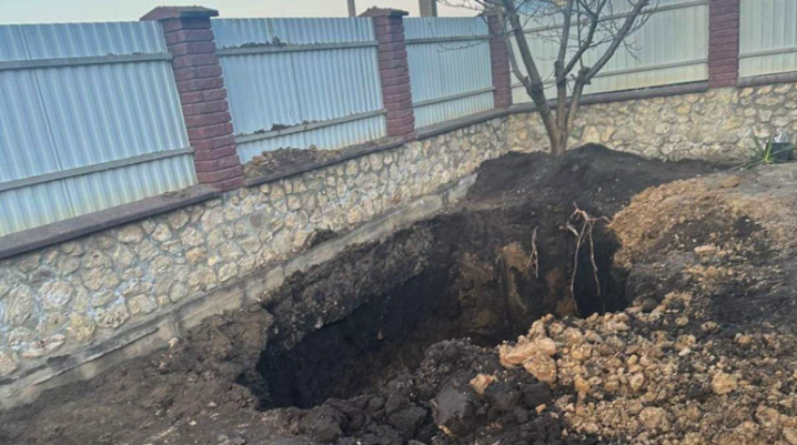 Під Тернополем 19-річного хлопця засипало у 4-метровій ямі