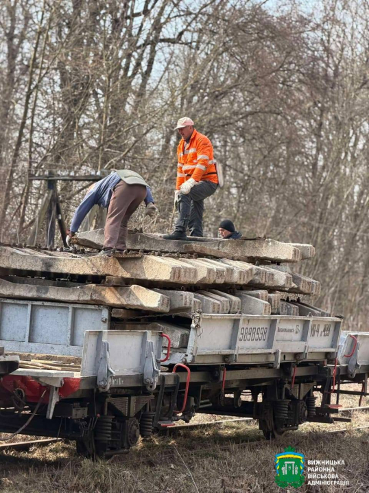 На Буковині замінюють шпали на залізничній колії Вижниця–Чернівці