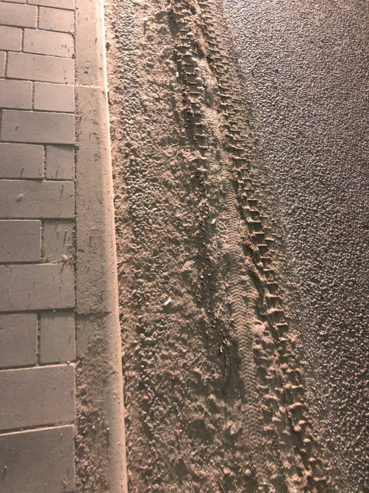 Після зими у Чернівцях тротуари та узбіччя в піску: містяни скаржаться на пилові бурі