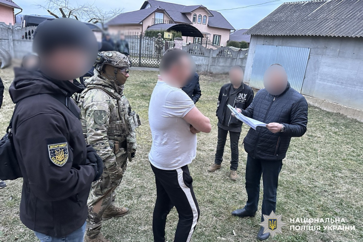 Витратив майже пів мільйона з рахунку військового: на Буковині затримали підозрюваного