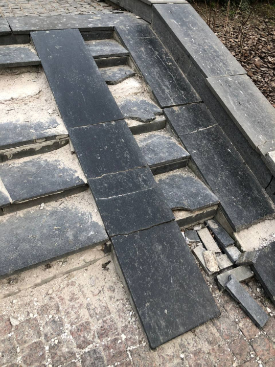 У Чернівцях площа Філармонії перетворилася на руїну