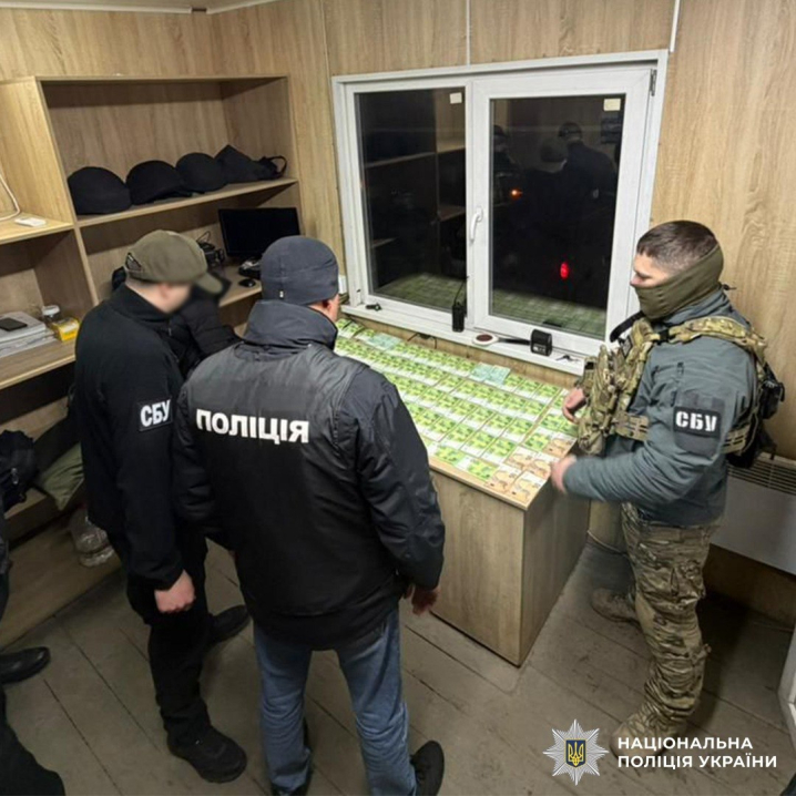 Військовий капелан з Київщини за 9 тис. євро возив чоловіків через Буковину до Румунії